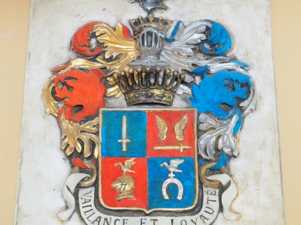 kartusz herbowy - prezentowany pośród eksponatów w oficynie dworskiej.