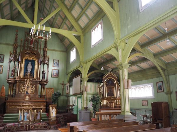 ołtarz główny a po prawej ołtarz boczny, tam obraz Matki Boskiej Częstochowskiej. Dach namiotowy z kasetonami.