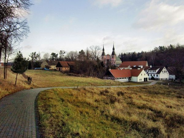 Widok na Sanktuarium Maryjne i budynki klasztorne,widok od strony jeziora.