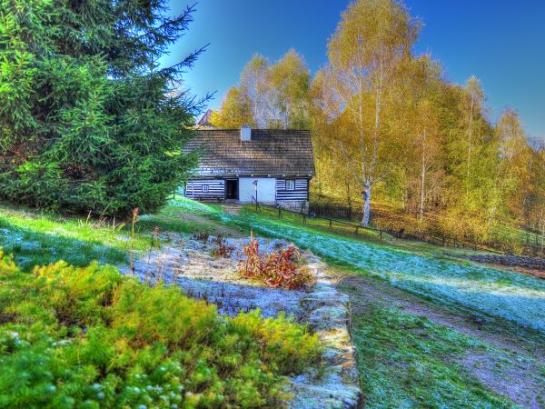 Muzeum Kultury Ludowej Pogórza Sudeckiego jest położone na malowniczym zboczu w wiejskiej dzielnicy Kudowy Zdroju – Pstrążnej.