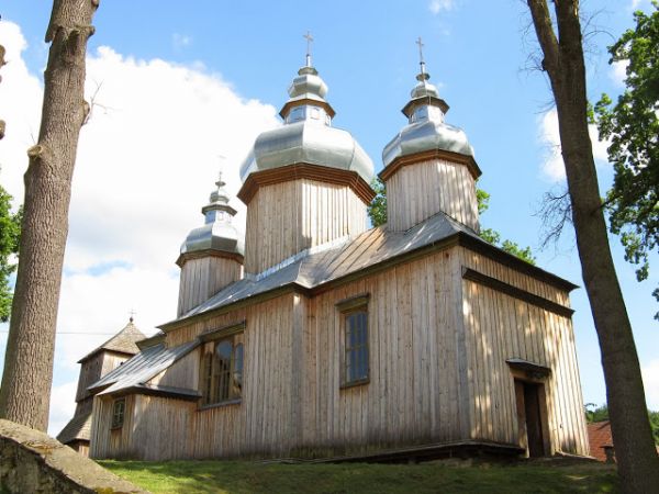 cerkiew - drewniana, konstrukcji zrębowej, trójdzielna o kwadratowych członach, oszalowana, na wzniesieniu, otoczona murem z kamienia.