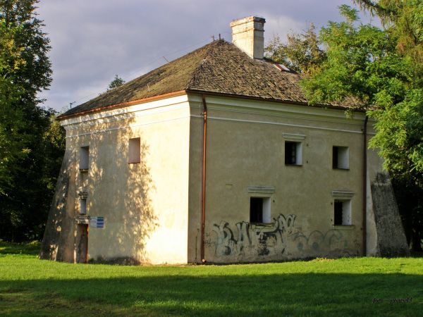 ZAWIEPRZYCE - wewnątrz dziedzińca

Budynek lamusa .