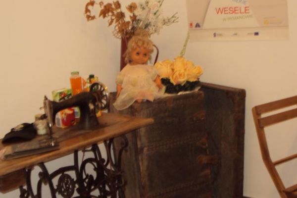 na blacie maszyny do szycia jest pamiętnik - no nie z tego domu ale z czasów tamtych ale my poznaliśmy pamiętnik "Zeszyt Paula" - pisał go dwunastoletni chłopie