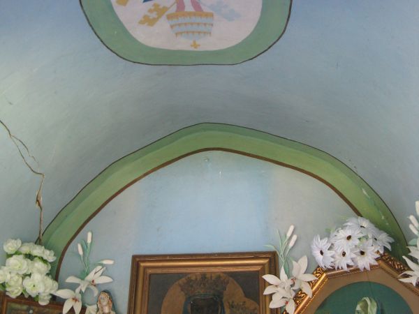 wystrój - uposażenie kapliczki, w sąsiedztwie remizy OSP.