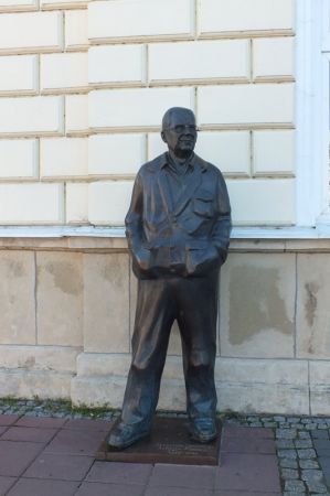 Pomnik Zdzisława Beksińskiego stojący na sanockim rynku. Odsłonięty 9 maja 2012 r.,  autorem rzeźby jest sanocki rzeźbiarz Adam Przybysz