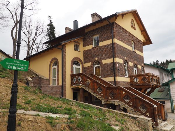 obiekt - pewnie nowy, stylowy, wznoszony z baczeniem na detale, znakomicie wkomponowany w starą zabytkową zabudowę uzdrowiskową, tu mają też zastosowanie elemen