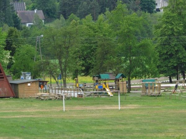 Panorama parku nad jeziorem z muszlą koncertową