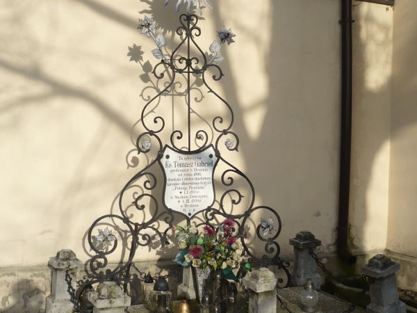 Przy kościele Św. Anny jest cmentarz na zdjęciu grób jednego z proboszczów.