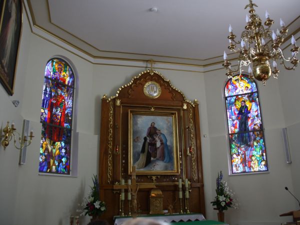 ołtarz i witraże - w klasztornej kaplicy, witraż po lewej przedstawia Wizerunek Matki Boskiej Częstochowskiej z Dzieciątkiem, nad postacią prymasa Wyszyńskiego