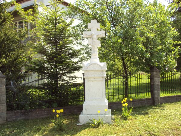 krzyż przydrożny - kamienny, na postumencie, w płycinie inskrypcja - bukwy cyrylicy, symbol wiary i pobożności wyznawców obrządku religii grecko-katolickiej.