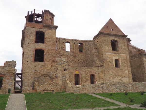 nadgraniczna twierdza klasztorna, jako warownia posiadał  ponadto załogę wojskową, był też - aż do czasów austriackich - schronieniem dla wysłużonych i ubogich