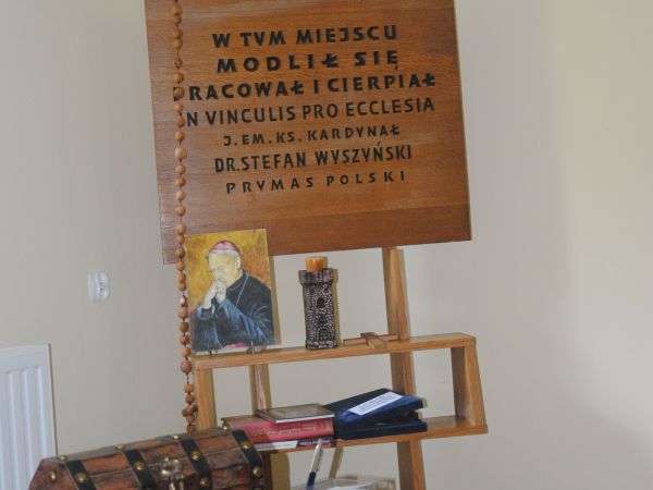 jesteśmy w salce katechetycznej - oddanej niedawno wiernym i pątnikom,  urządzonej w starych folwarcznych obiektach zespołu klasztornego - tu niegdyś były stajn