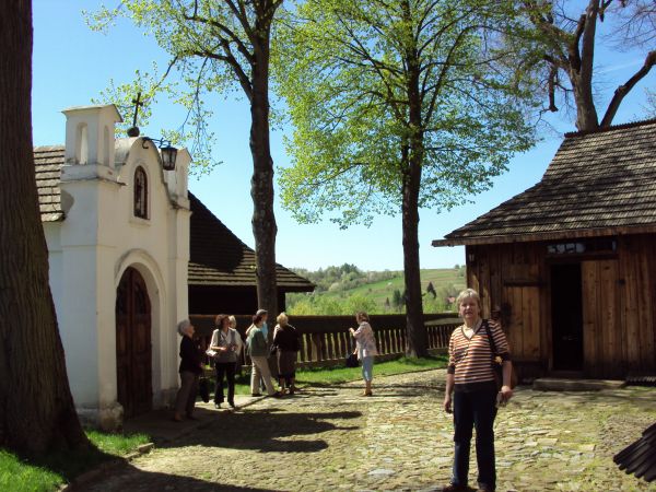 Przed głównym wyjściem z terenu - placu przykościelnego, bezpiecznego wejścia na teren okalający kościół broni bramka, murowana z arkadą, zamykana a miało to og