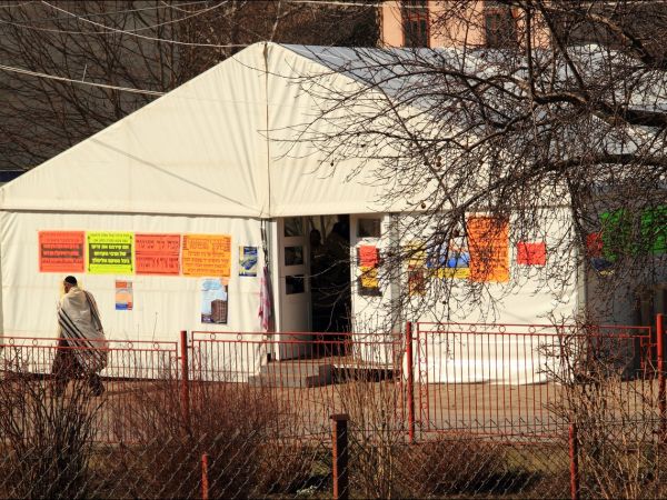 Namiot chasydów przed cmentarzem żydowskim w Leżajsku