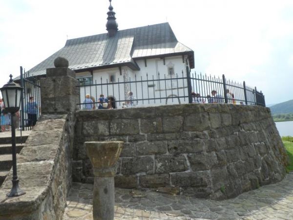 Tropie do XVIIw. nosiło nazwę Święty Świerad a sama nazwa Tropie jest greckim odpowiednikiem lokalnej nazwy "Zawrót" - w tym miejscu Dunajec gwałtownie zawraca