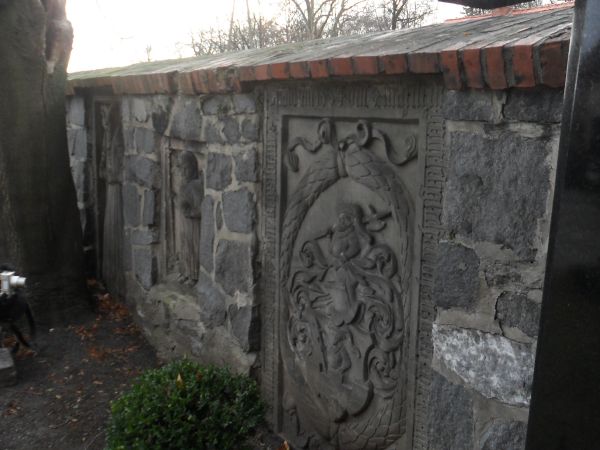 Epitafia w murze otaczającym kościół