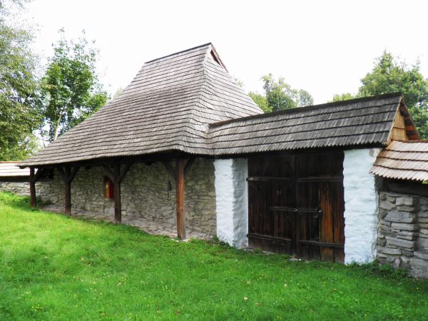 Cerkiew p.w. św. Paraskewy w Radrużu  ,  drewniana , wybudowana przez zawodowych cieśli w XVI wieku , przetrwała do naszych czasów w stanie bardzo dobrym. Na zd