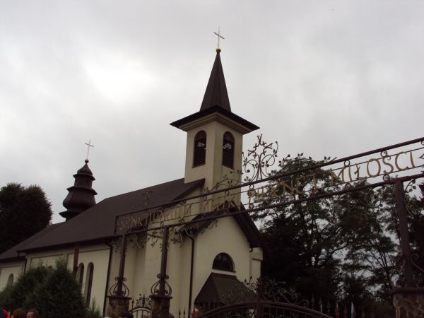 na belkach zwieńczających bramę do kościoła - jest wezwanie, a zarazem zaproszenie, no bo każdy kochanym chciałby być, toteż...