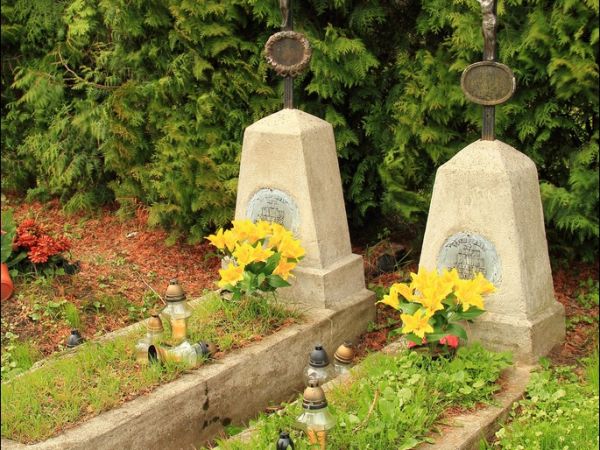 Cerkiew pw. św. Michała Archanioła w Chołowicach . Zbudowana w 1897 r. W 1941 r. spalona. W latach 1993-96 odbudowana.  Obecnie Kościół Pojednania pw. Ducha Świ