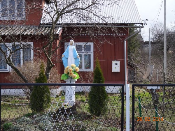 figura Matki Bożej Strażniczki Bożych Zasiewów na postumencie, przydomowa, w części wsi Wygnanka, wzniesiona w 1990r. - stawiano je w podziękowaniu za wysłuchan