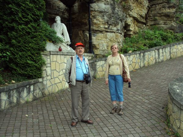 Kościół i klasztor należą do najpiękniej położonych w Polsce. Tu posługę klasztorną pełnił m.in. ojciec Jan Prus - podjął próby ratowania z ruin zespołu  klaszt