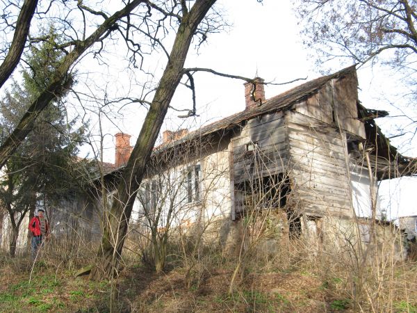 Dwór był parterowy, na piwnicach sklepionych kolebkowo z lunetami - na zdjęciu: od strony alei parkowej i stawu. Rewaloryzacja zabytków architektury jest sprawą