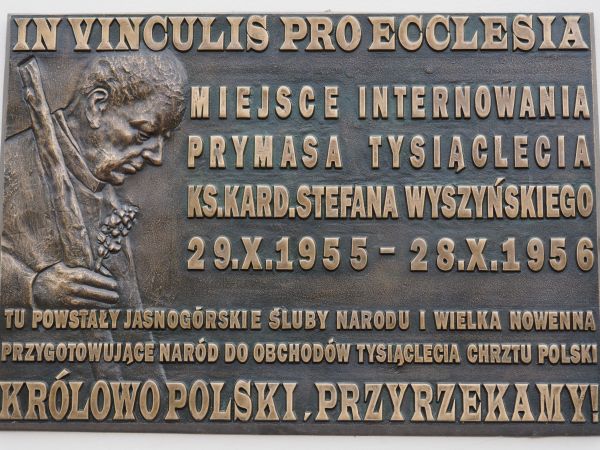 na murach klasztoru - na wspomnienie internowania - tablica wotywna.