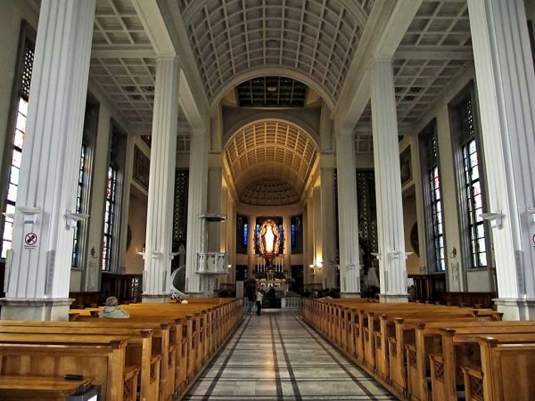 Bazylika Mniejsza w Niepokalanowie na terenie franciszkańskiego klasztoru-sanktuarium w Niepokalanowie („Gród Maryi”) - wnętrze