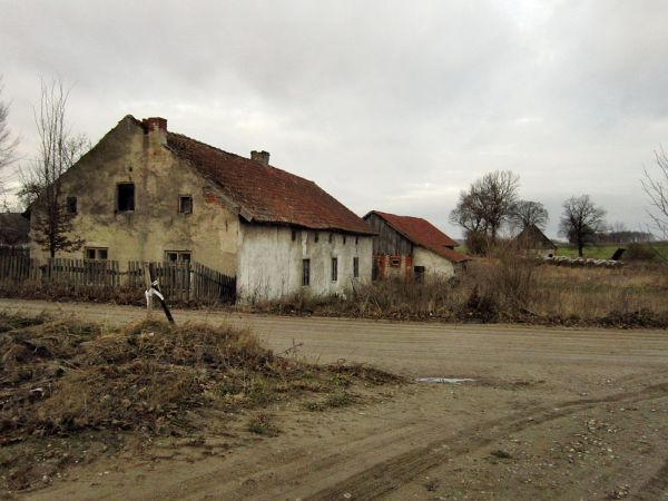 Klewno-stare domki pamiętające czasy przedwojenne.