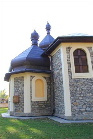 Murowana parafialna cerkiew greckokatolicka św. Michała Archanioła w Olszanach . Cerkiew została zbudowana w 1924, w miejscu wcześniejszej murowanej cerkwi, zbu