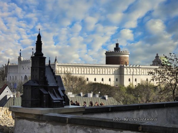 Lublin, zamek królewski. Z lewej widoczna miniatura nieistniejącego koscioła (fary) św. Michała. Foto. Krzysztof Goleń