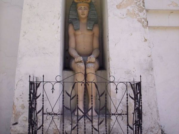 Jeden z czterech posągów faraona w oranżerii egipskiej z 1825 roku wg projektu franciszka Marii Lanciego (park konecki)