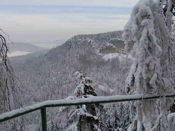 Punkt widokowy na czerwonym szlaku Skalne Grzyby - Karłów - Błędne Skały. W tle radkowskie kamieniołomy.  O.W. Szczeliniec zapraszamy na www.szczeliniec.pl  fot