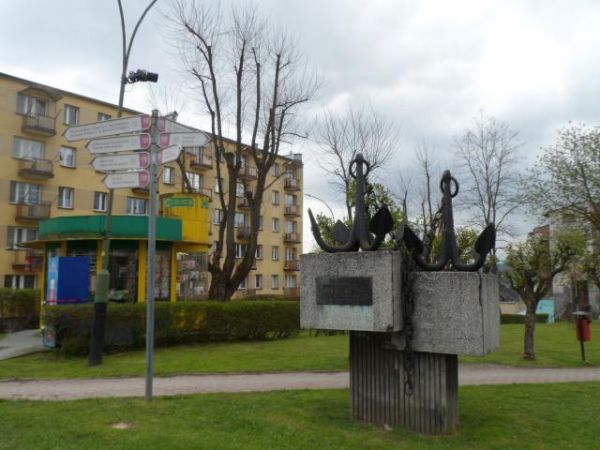pomnik "kotwica" na dzisiejszym Placu Miast Partnerskich - to na upamiętnienie wodowania statku morskiego MS Sanok, co odbyło się 13 IX 1966r. Dwie żelazne kotw