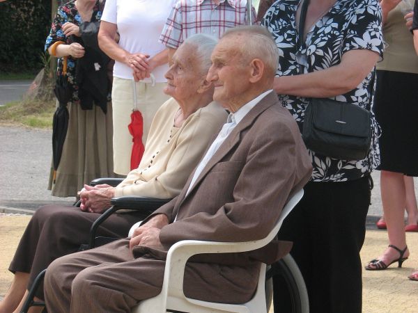 Para najstarszych mieszkańców Cieciszewa w gotowości do odsłonięcia pamiatkowego głazu - 23.06.2013r.