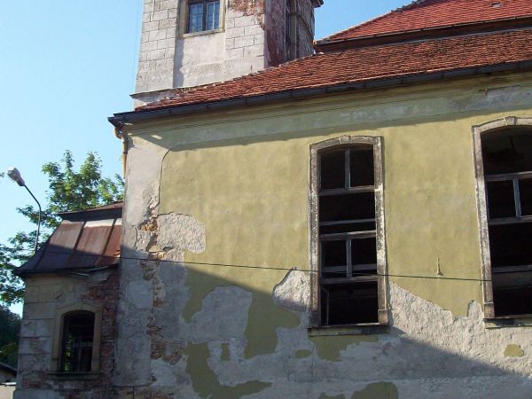 Kościół ewangelicki, barokowy, z połowy XVIII wieku, z późniejszą klasycystyczną wieżą (początek XIX wieku); jednonawowy, z mansardowym dachem i bogatym wystroj