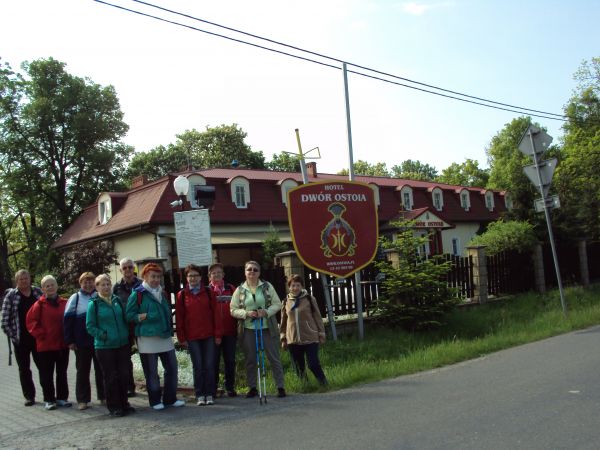 Dwór "Ostoia" - tu też kartusz herbowy Rodu Ostaszewskich /więcej przy galerii m. Wzdów/, obok plansza - na niej dzieje i mapa, widać parkowe otoczenie - tam wa