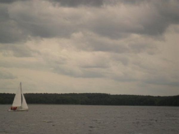 NA JEZIORZE LUBIE  MOŻNA UPRAWIAĆ SPORTY WODNE JAK WIDAĆ NA ZDJĘCIU