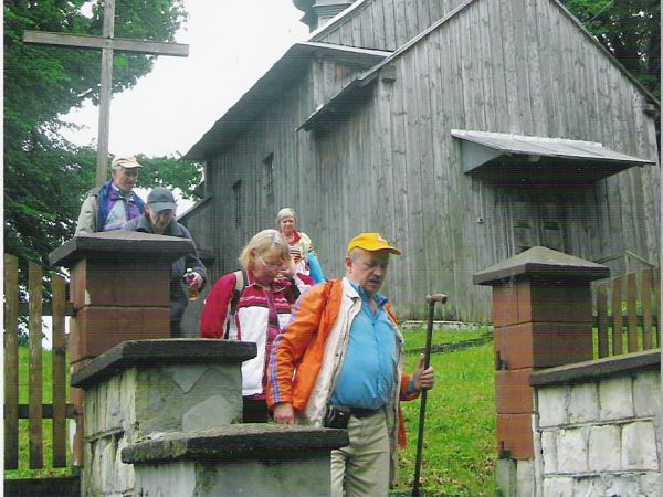 Na zejściu z placu przycerkiewnego.