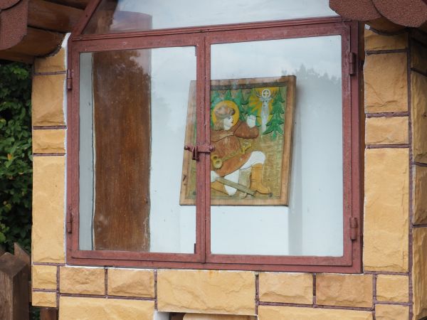 śródleśna kapliczka myśliwych - ufundowana przez miejscowe koło łowieckie.