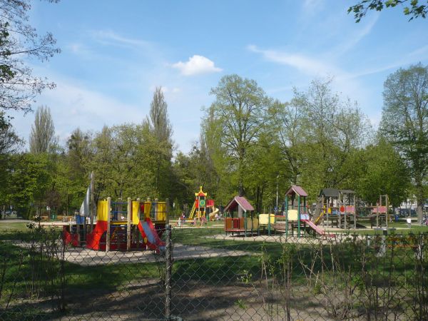 To ogródki jordanowskie widziane od strony alejki przy stadionie .