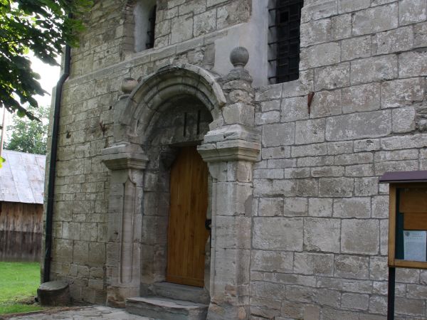 mury i wejście główne ubogacone dekoracyjnym portalem - stary kościółek.