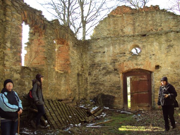 ..."Jak tam babciu ? Zdrowaś jest i cała ? / Oj kochany, źle się trochę czuję, / Bo podłoga w kąciku zbutwiała. / Ale stoisz prosto, droga moja... / A co, mam s
