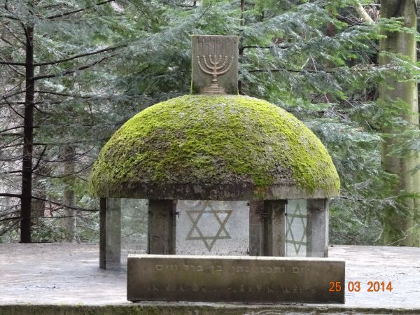 menora na płycie a ta na kopule nad Gwiazdami Dawida - oraz tablica z tekstem po hebrajsku : w mauzoleum żydowskim, pomordowanych w 1942r.