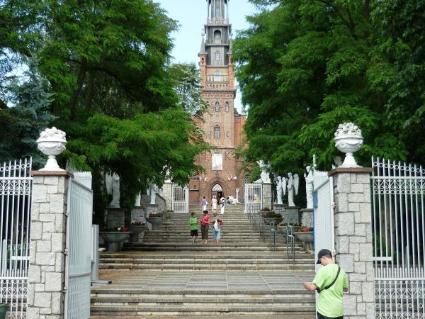 Wejście na teren wokół kościoła Św. Doroty - " Starego " Sanktuarium.