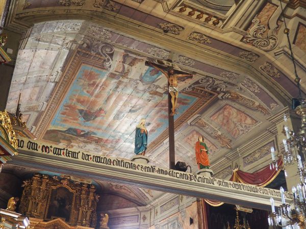 przed prezbiterium : belka tęczowa, na niej grupa Pasji z XIXw., krucyfiks i rzeźby Matki Bożej Bolesnej i św. Jana Ewangelisty.