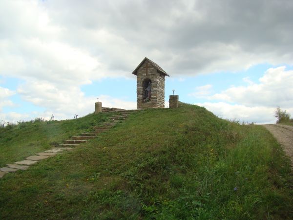 obok kapliczki św. Tekli  /na lewo/ jest źródło "pod Ciurkiem" i wodociągami zamek w Nowotańcu zaopatrywano, w trakcie budowy wodociągu dla m.Nadolany /jest gal