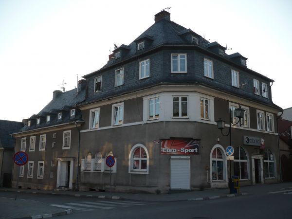 Jeszcze jedna piękna kamienica,na uwagę zasługuje dach
rzadko spotykany dwuspadowy,kamienice przeważnie eklektyczne
i neoklasycystyczne.