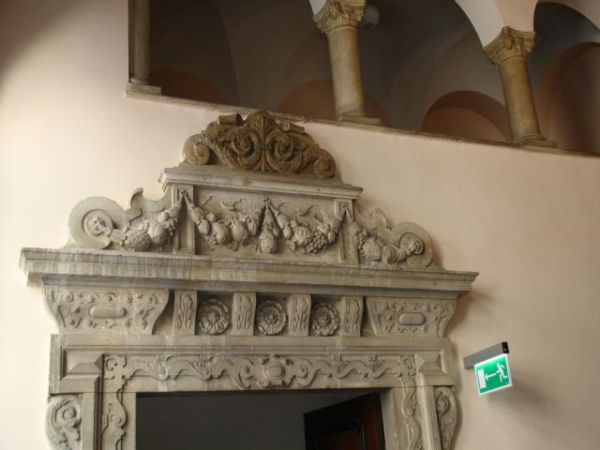 ościeżnica drzwiowa - prezentuje kunsztowne zdobienia.