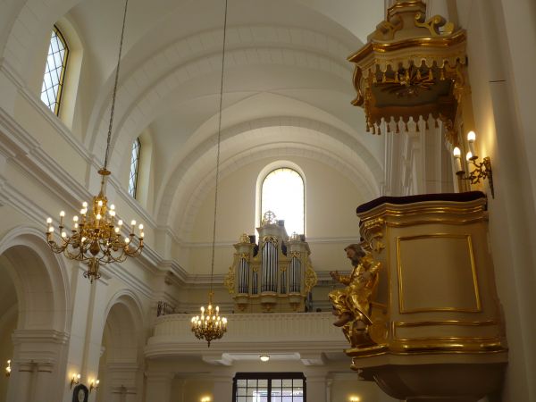 Widok na chór i organy na pierwszym planie ambona.
